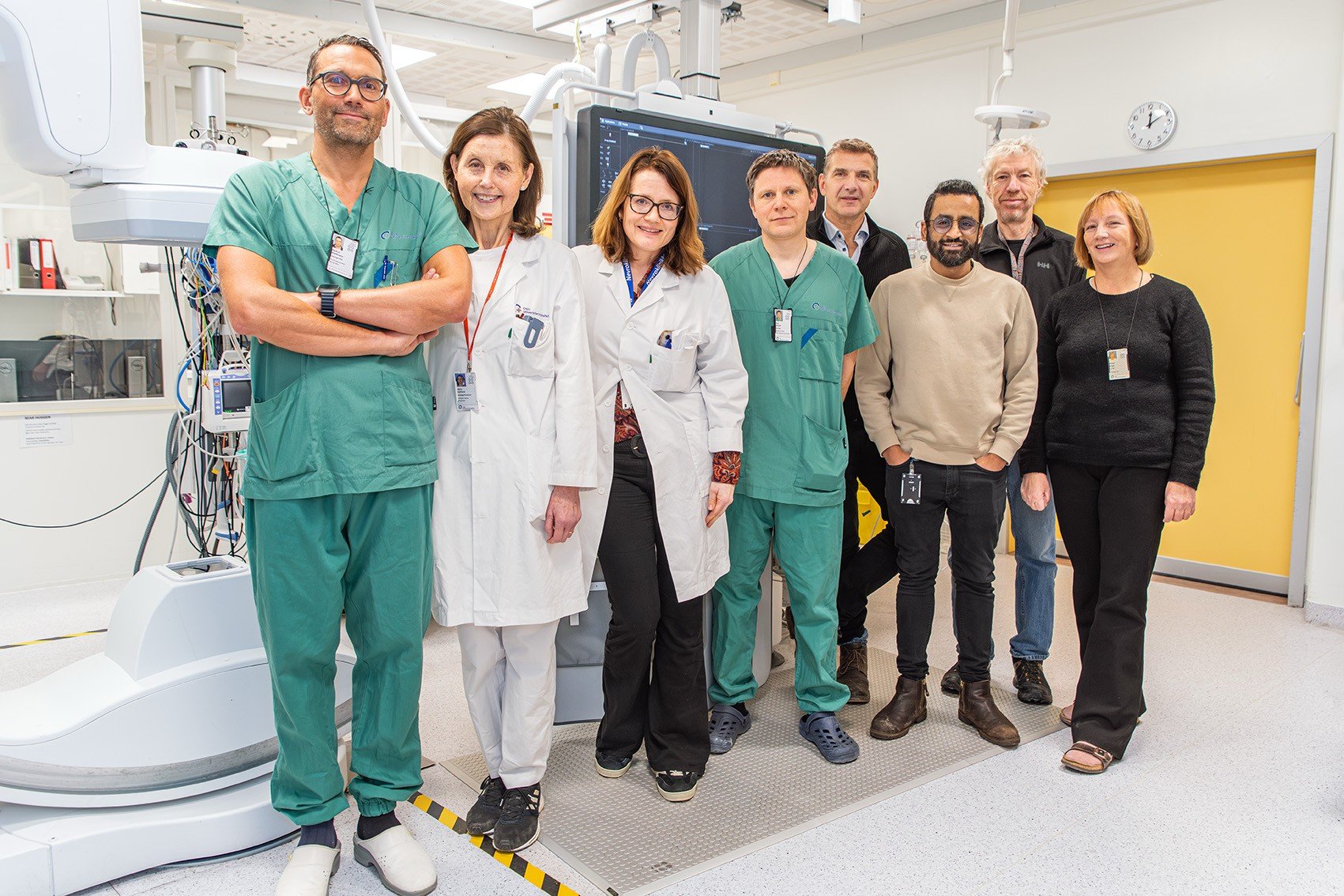 En gruppe mennesker som poserer for et bilde