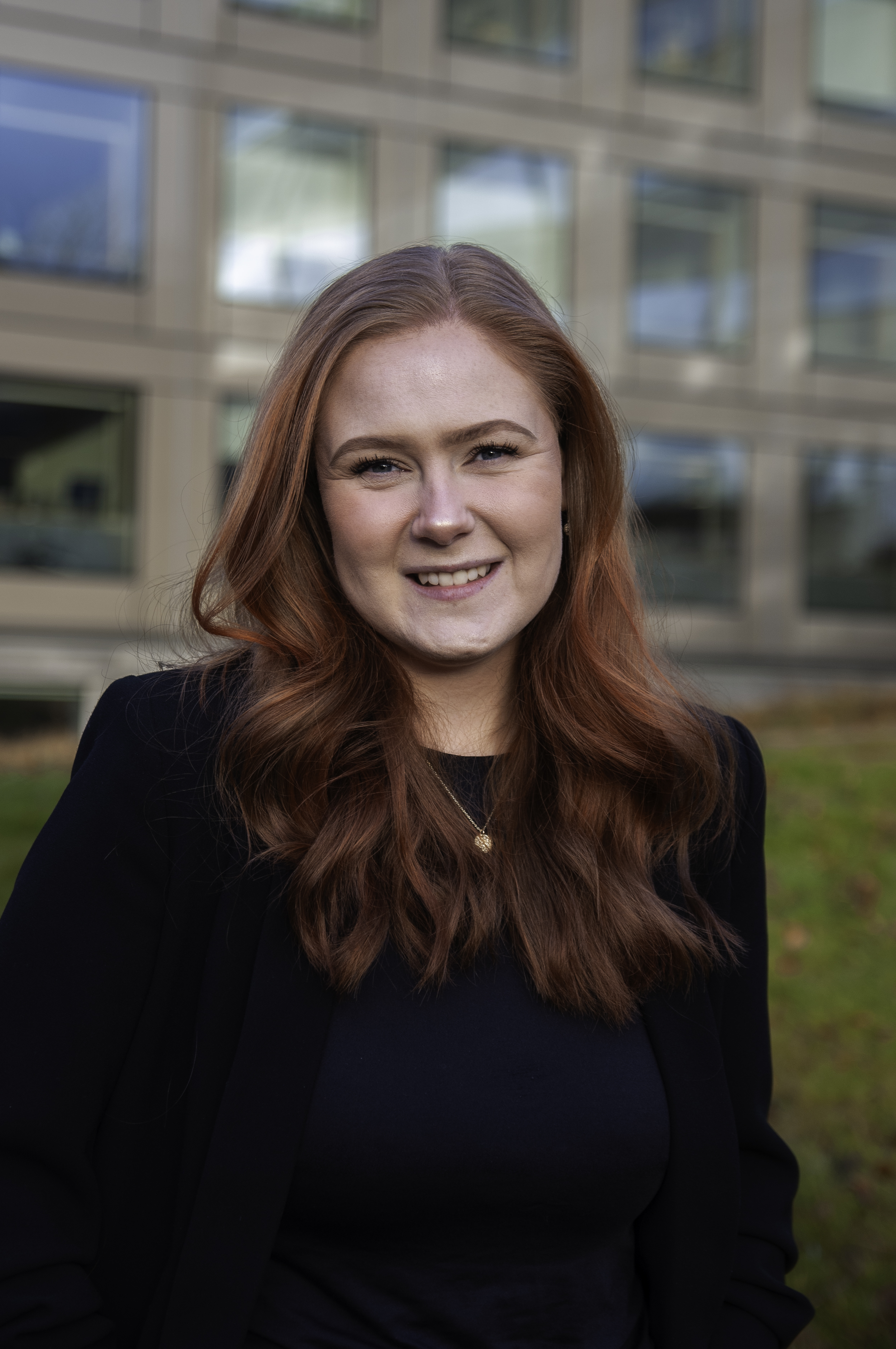 En kvinne som smiler til kameraet