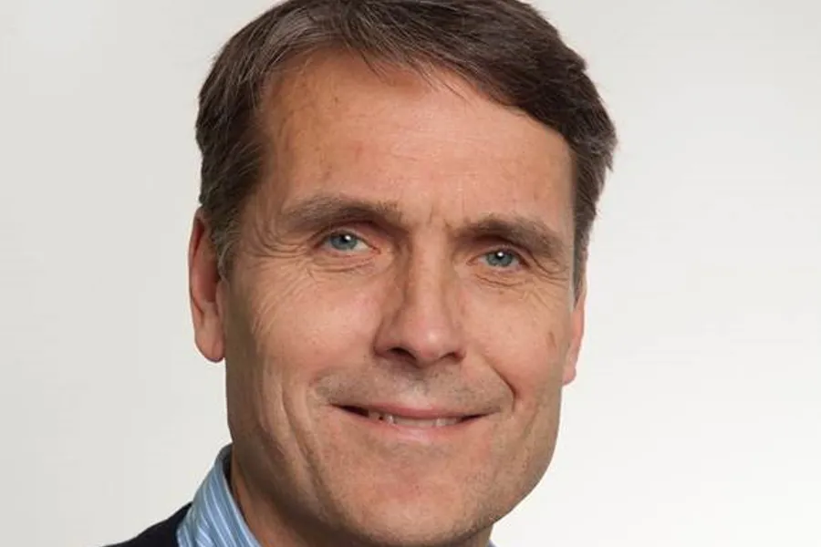 En mann som smiler til kameraet