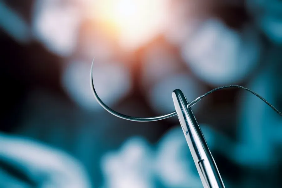 Et par briller på et bord