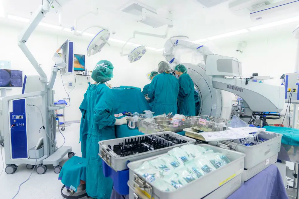 En gruppe mennesker i et rom