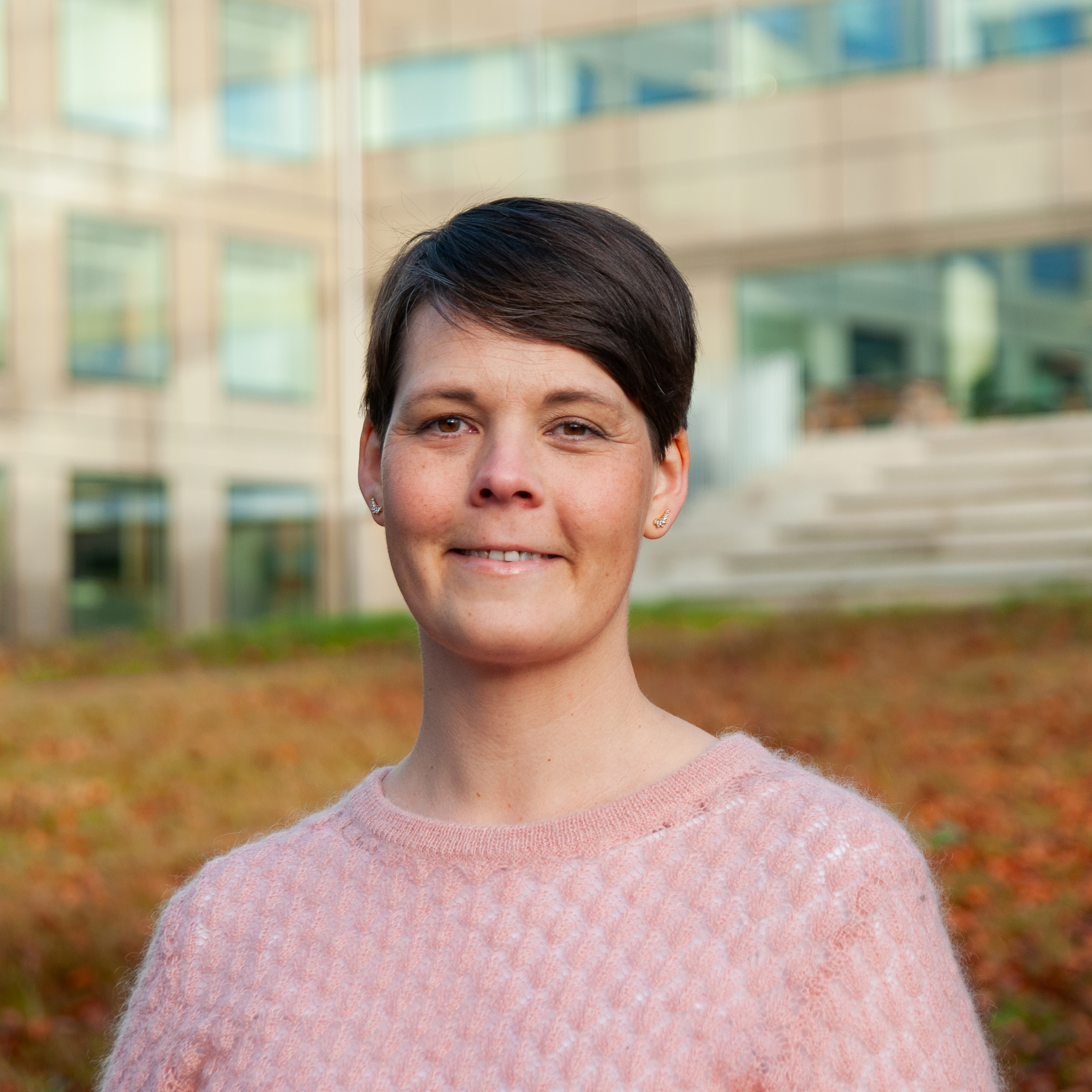 En person i en rosa skjorte