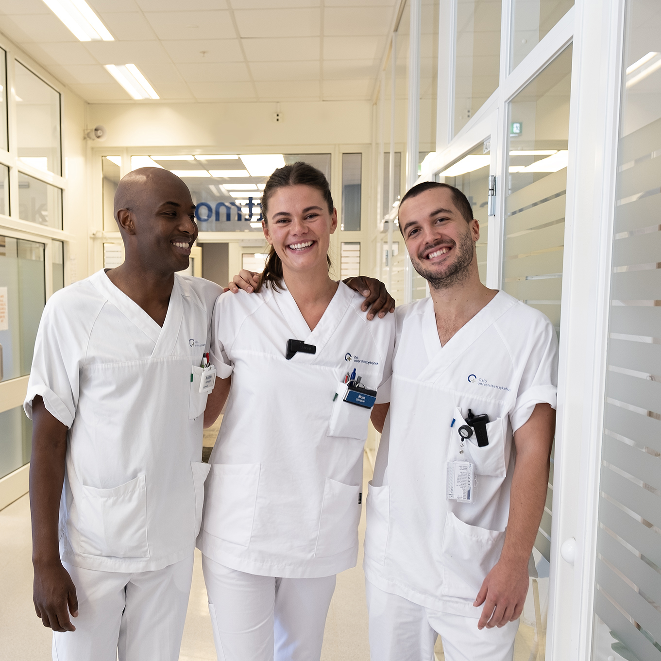 3 sykehusansatte i hvitt