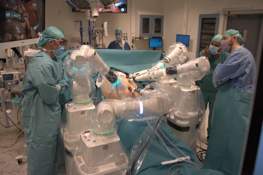 En gruppe kirurger som utfører kirurgi