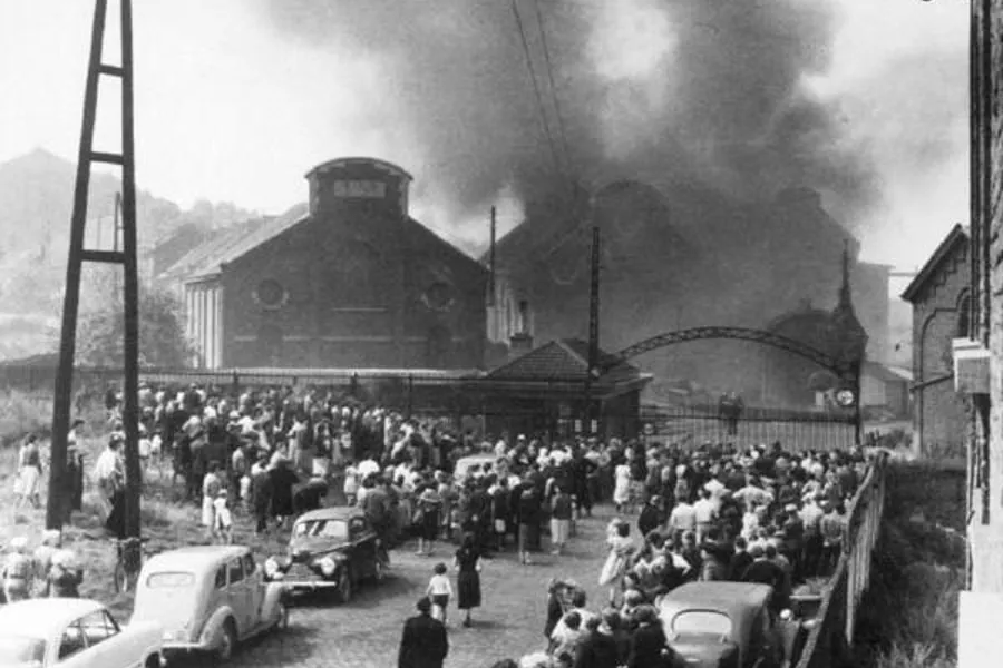 En folkemengde i en gate