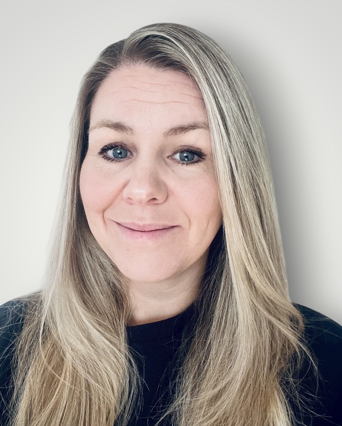 En kvinne med langt hår