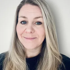 En kvinne med langt hår