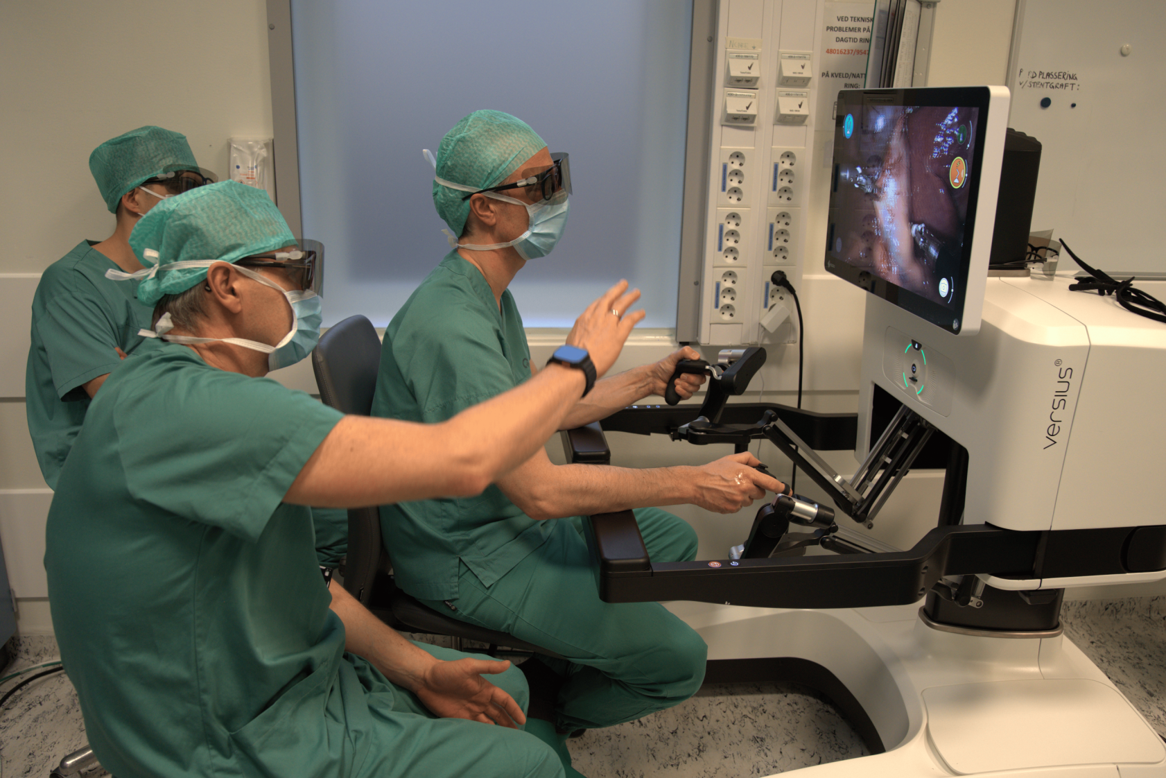 En gruppe kirurger i et rom