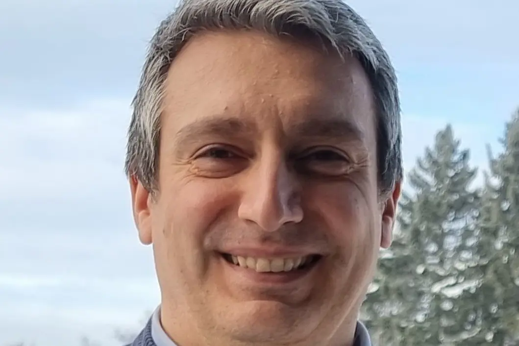 En mann som smiler til kameraet