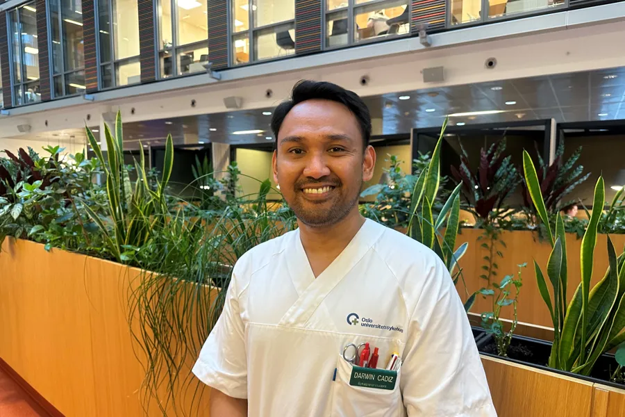 En mann som smiler til kameraet