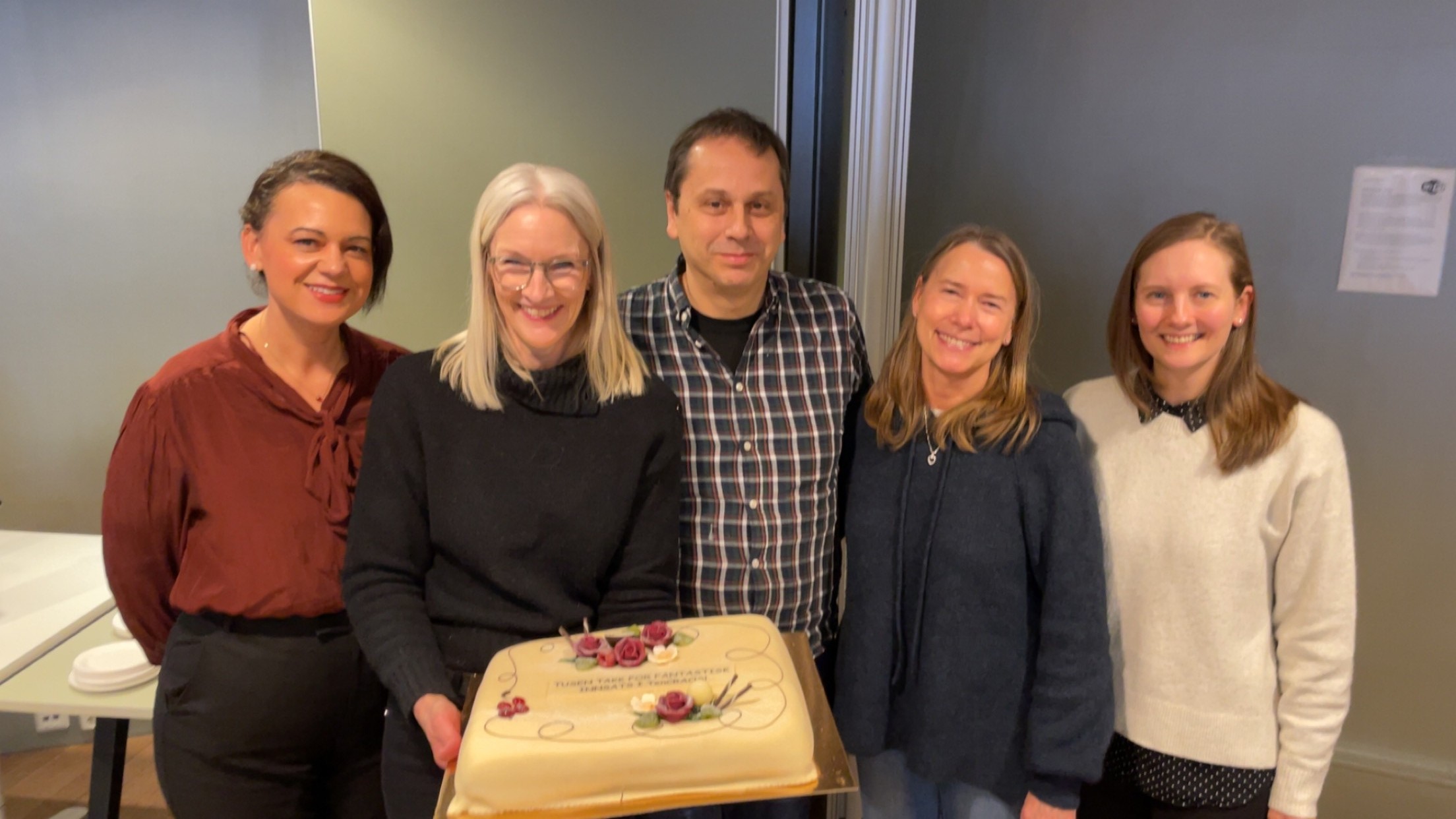 En gruppe mennesker som poserer for et bilde