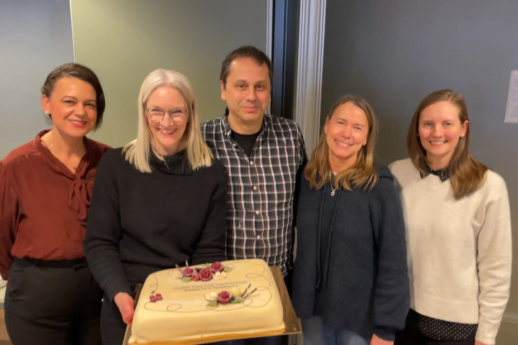 En gruppe mennesker som poserer for et bilde