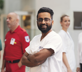 En mann med armene i kors