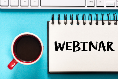 En rød kopp ved siden av et tastatur