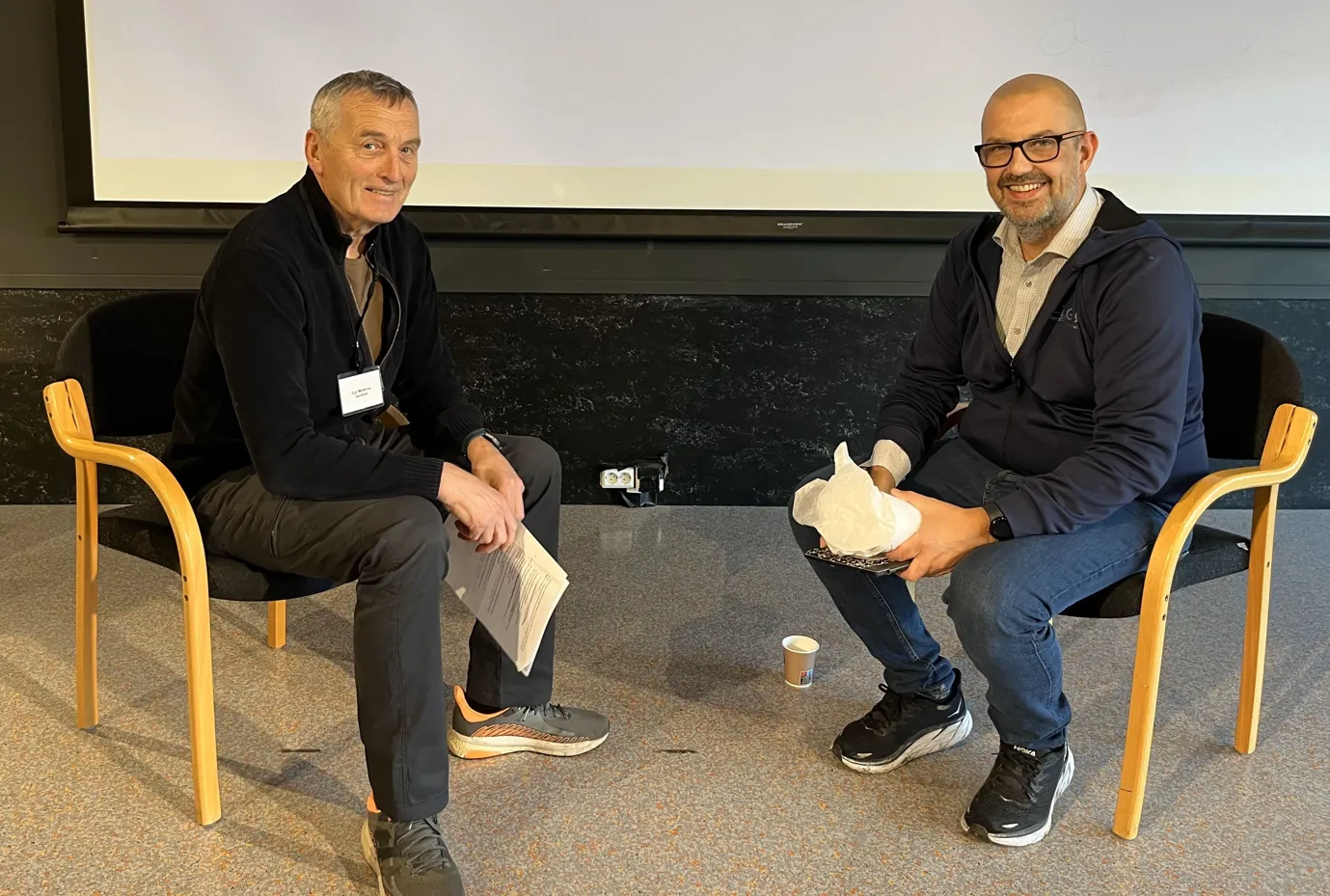 Menn som sitter i stoler