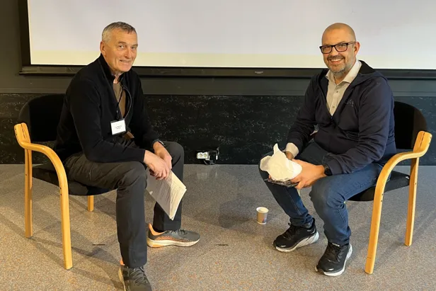 Menn som sitter i stoler