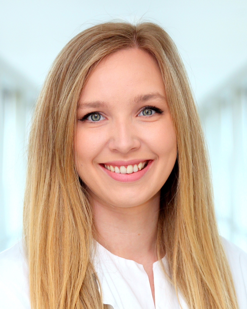 Et nærbilde av en kvinne som smiler