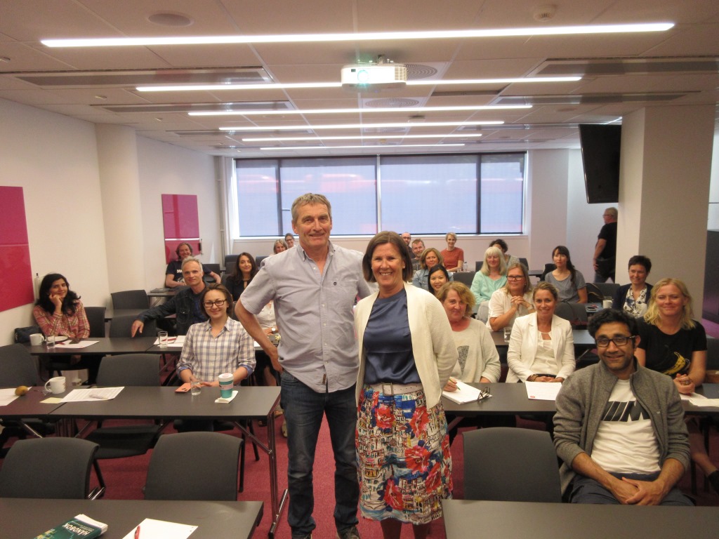 En gruppe mennesker i et rom