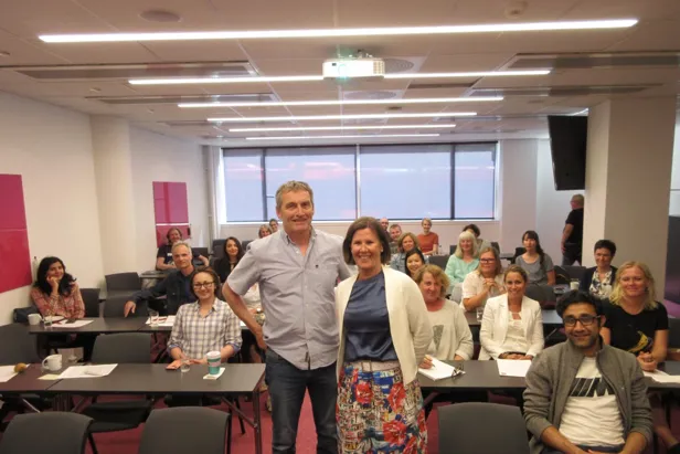 En gruppe mennesker i et rom