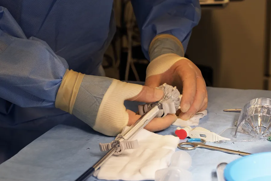 Bilde av en som holder en kunstig hjerteklaff