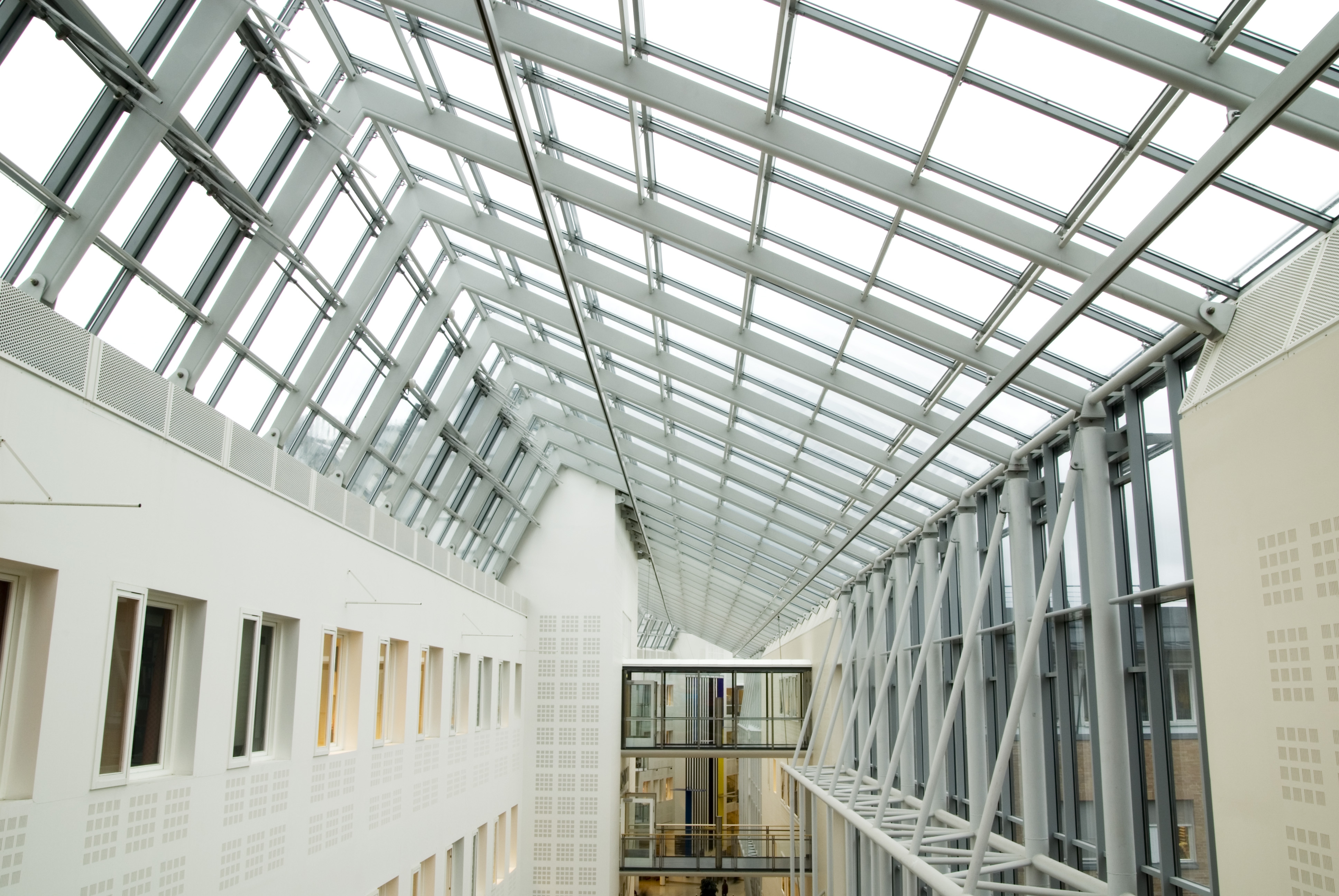 En bygning med glassvegger