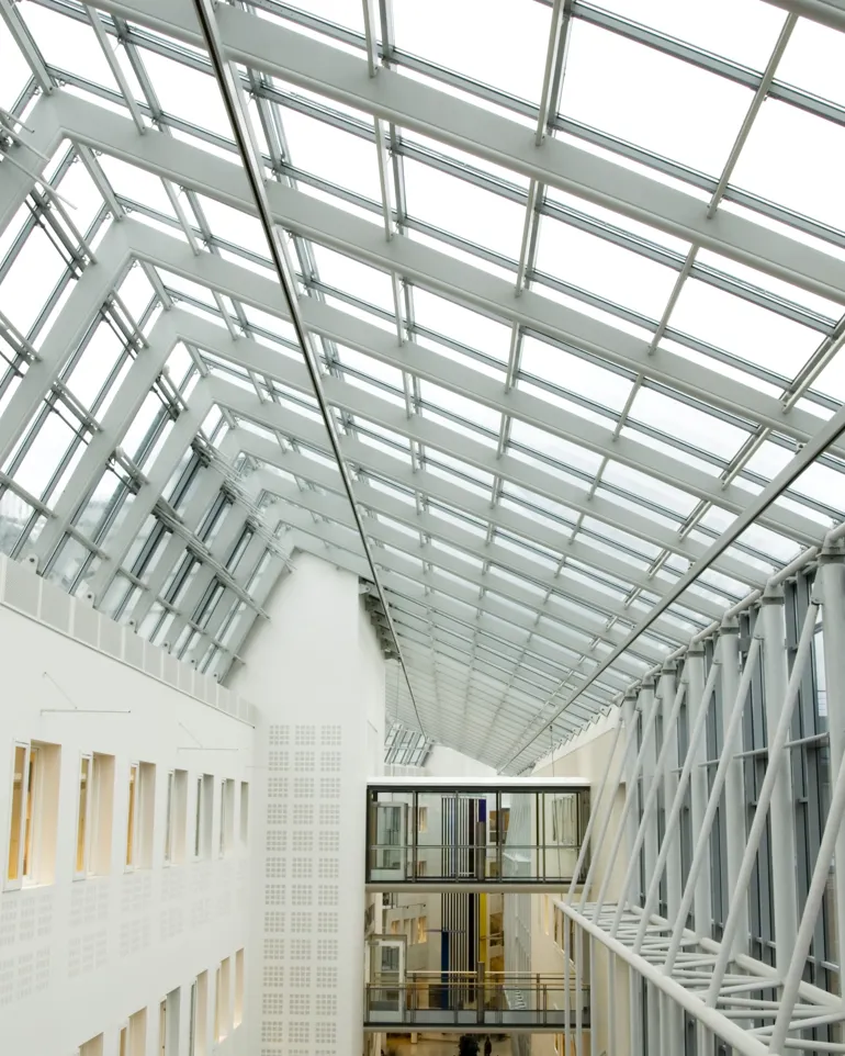 En bygning med glassvegger