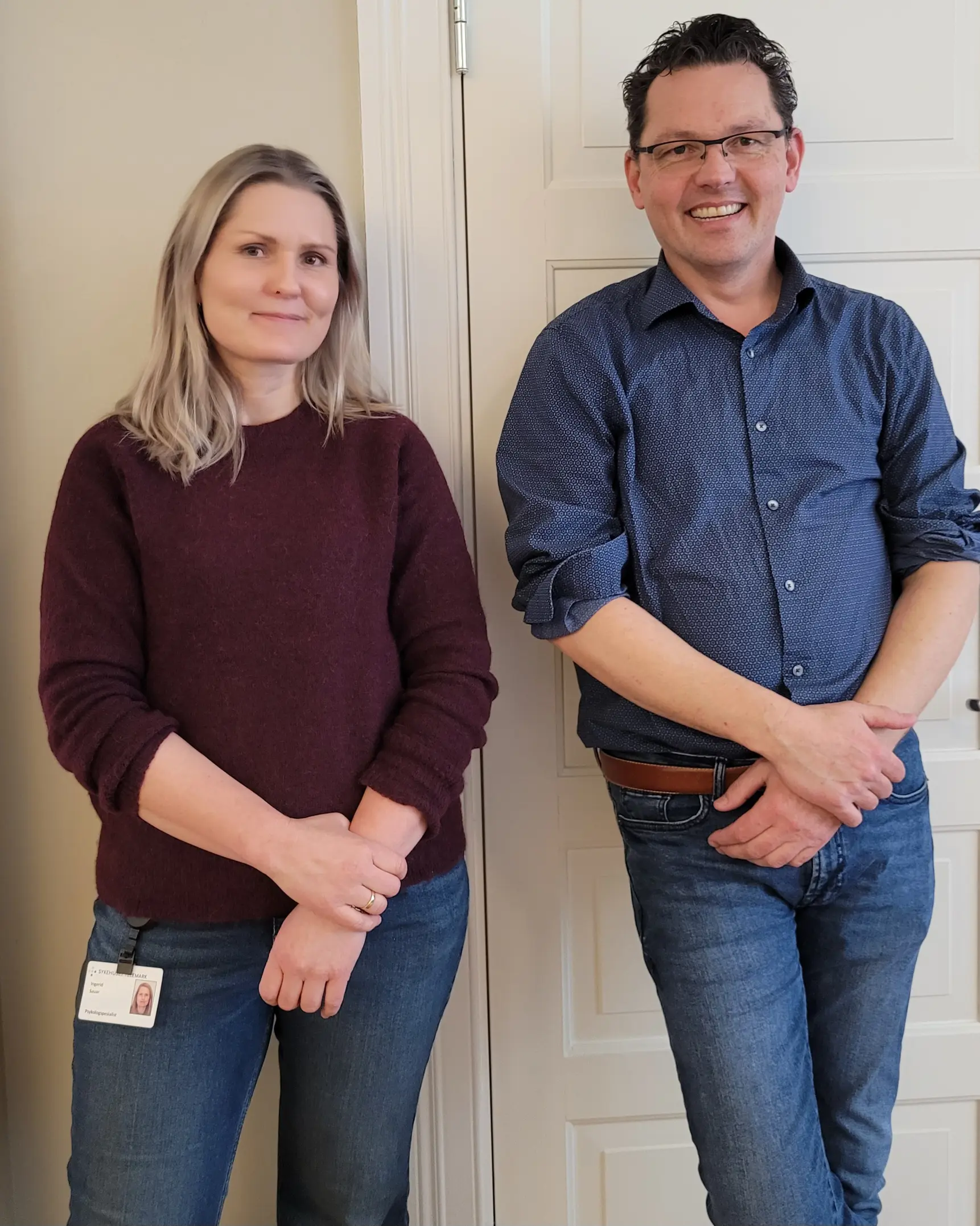 En mann og en kvinne som står foran en dør