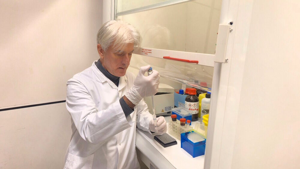 En person i hvit frakk