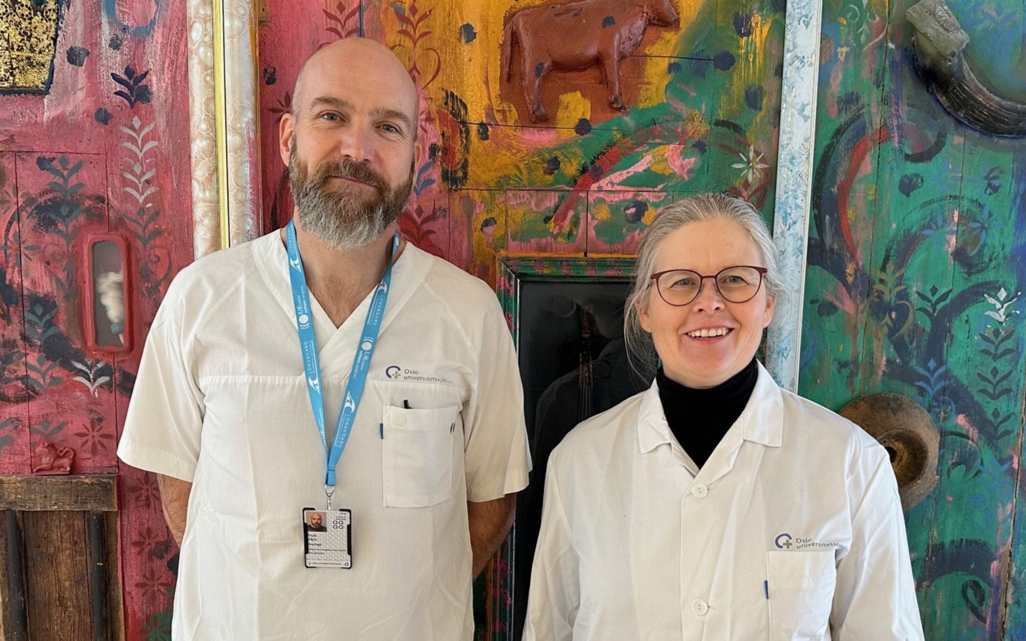 En mann og en kvinne som poserer for et bilde