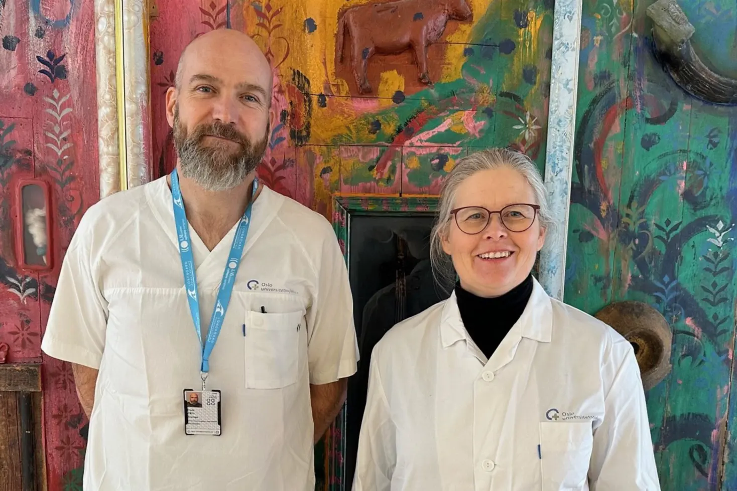 En mann og en kvinne som poserer for et bilde