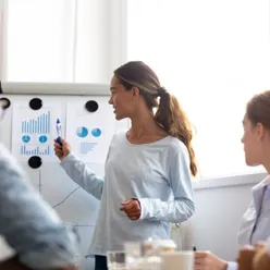 En person holder møte