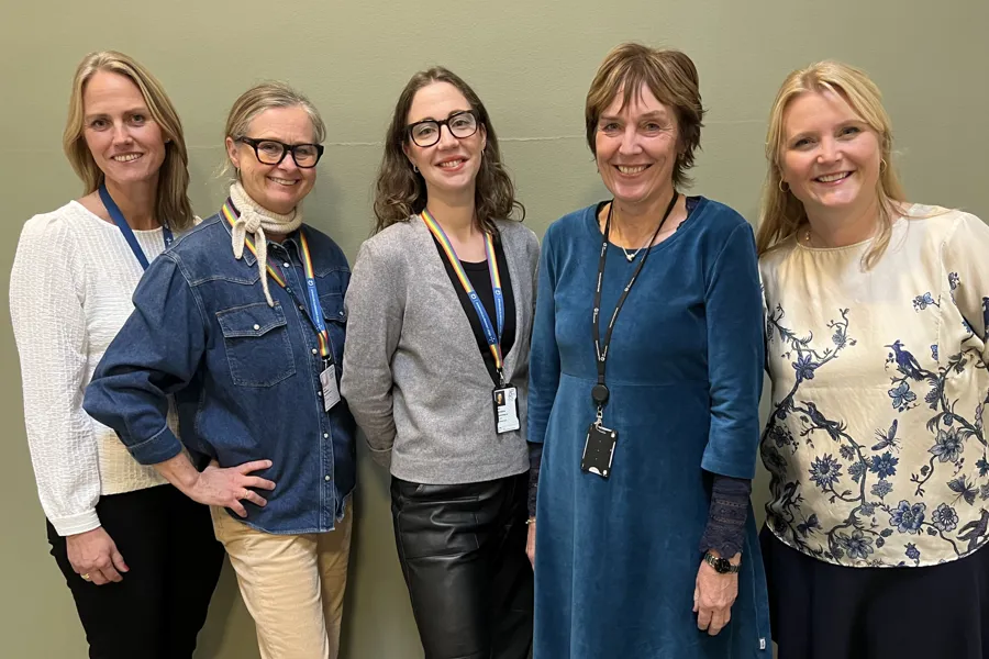 En gruppe kvinner som poserer for et bilde