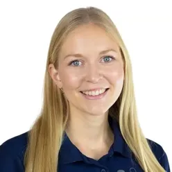 Et nærbilde av en kvinne som smiler