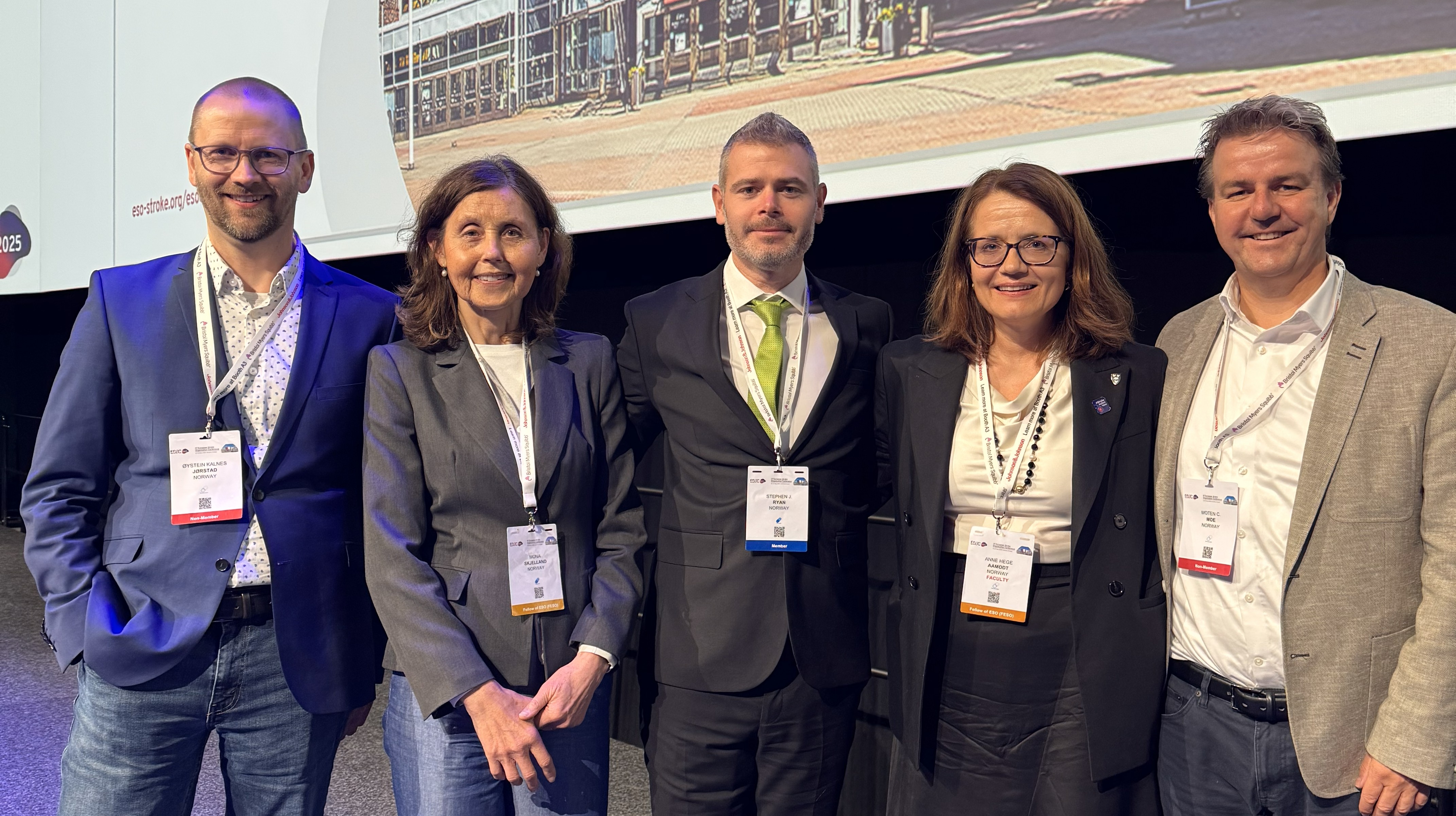 En gruppe mennesker som poserer for et bilde