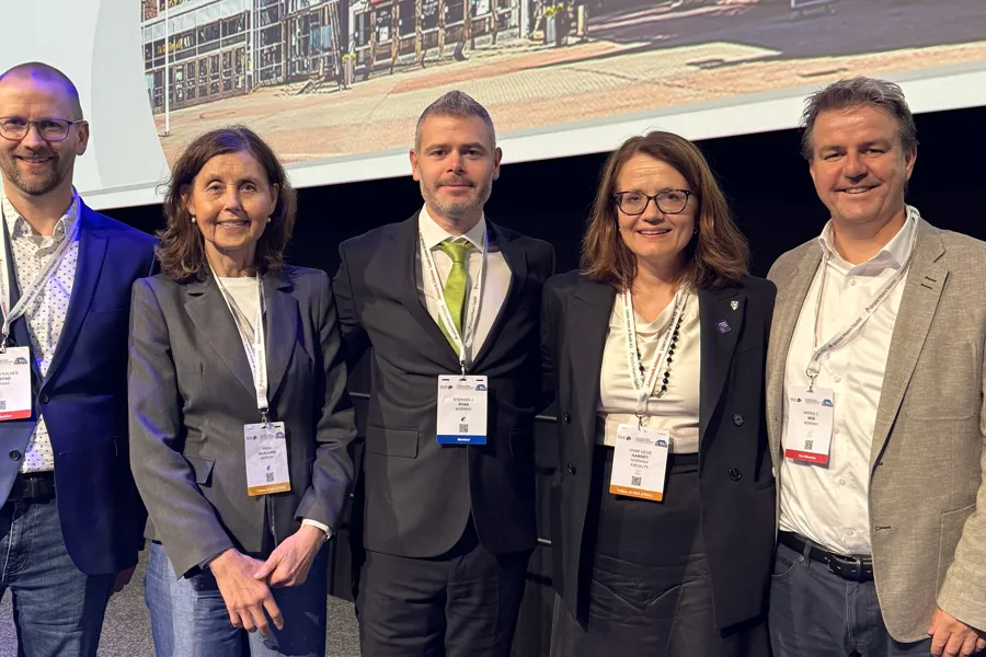 En gruppe mennesker som poserer for et bilde