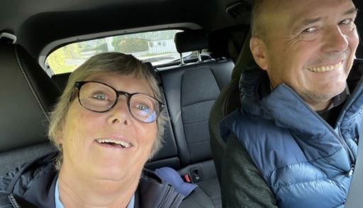 En mann og kvinne i en bil