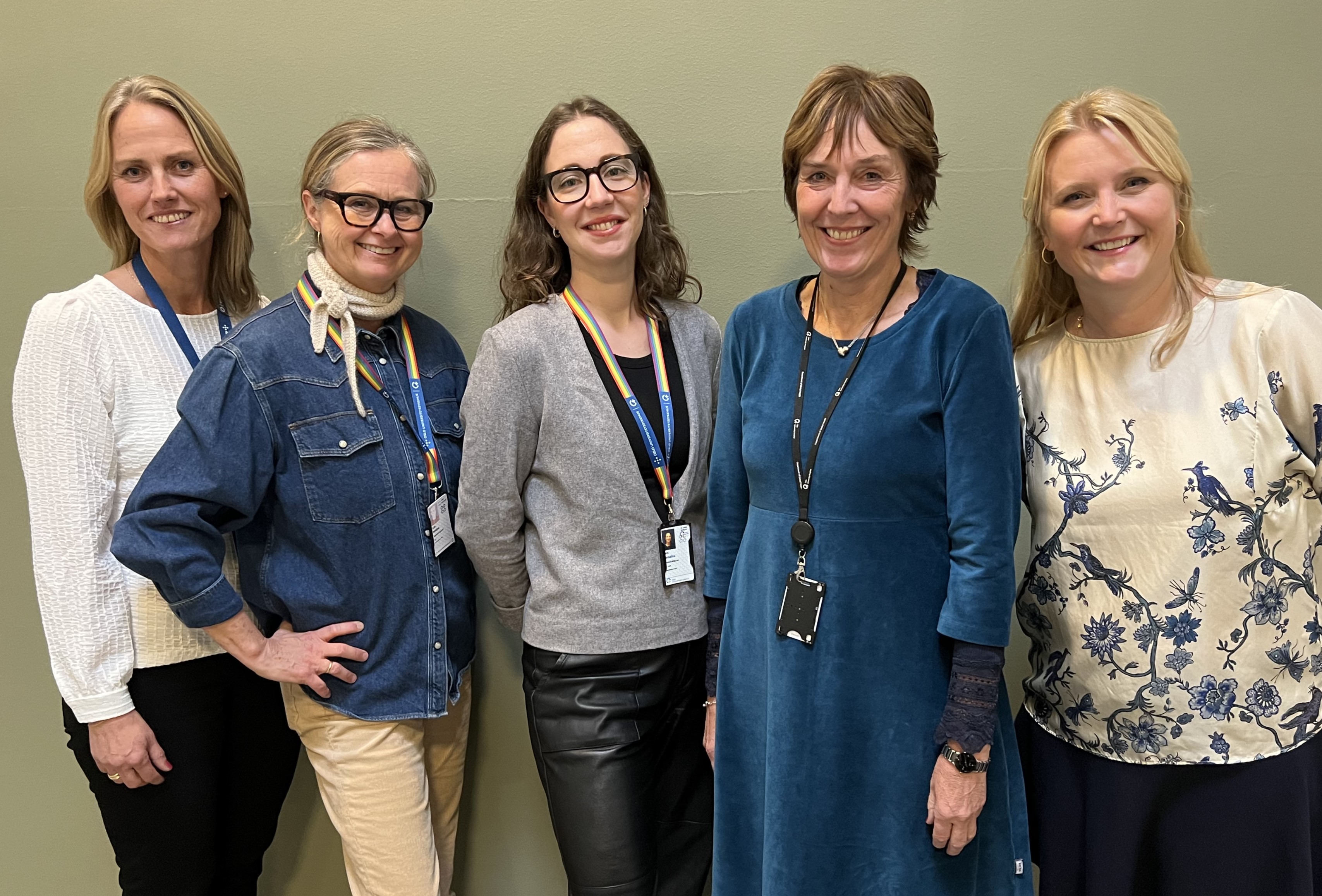 En gruppe kvinner som poserer for et bilde