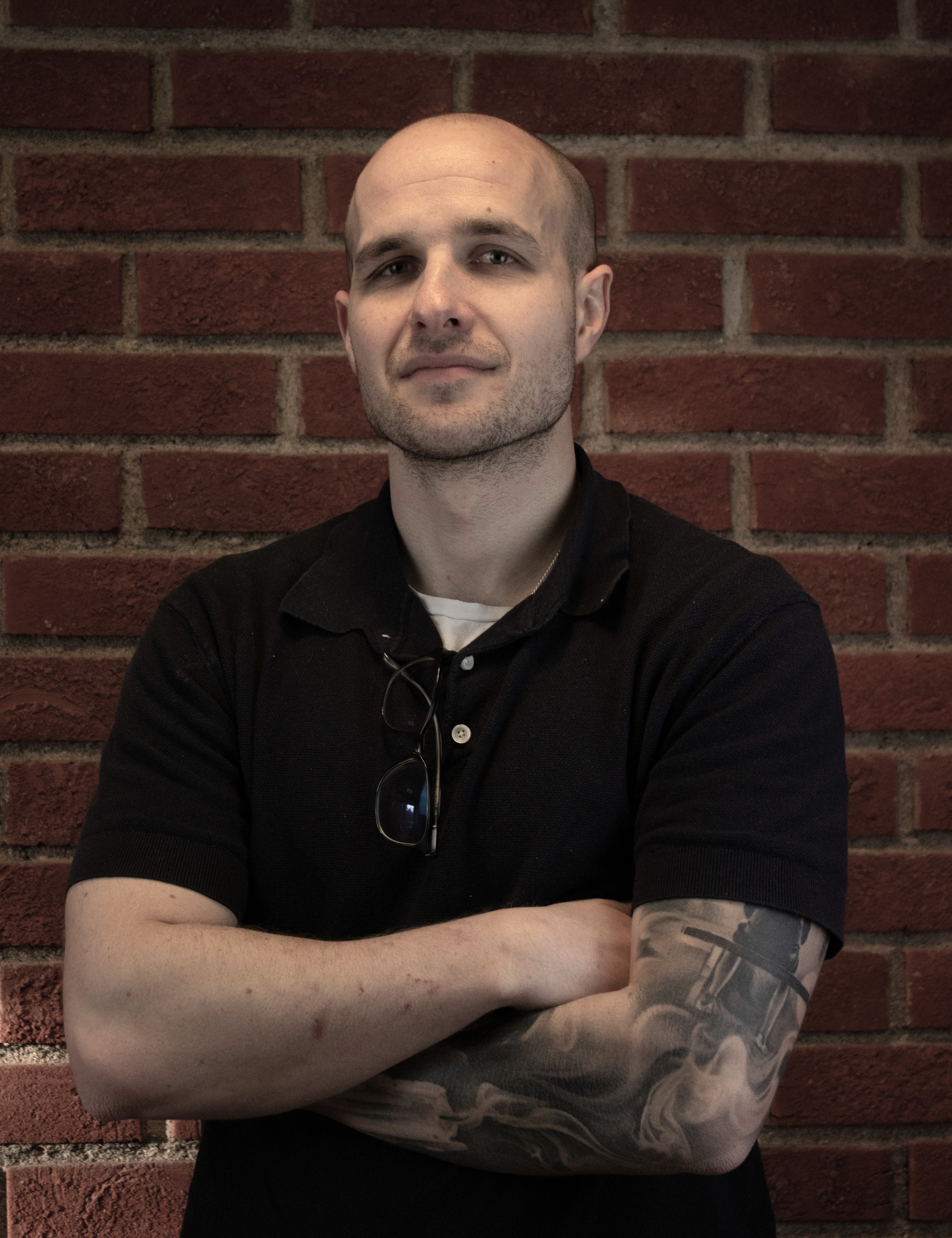 Mann foran en murvegg