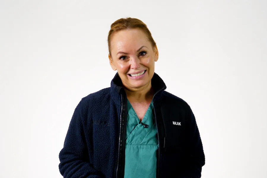 En person som smiler til kameraet