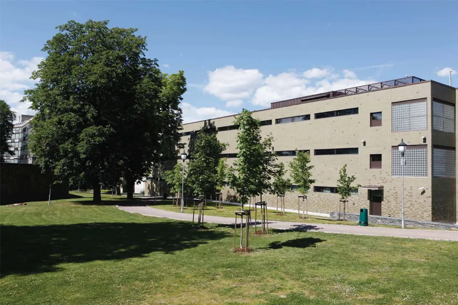 En bygning med trær og gress