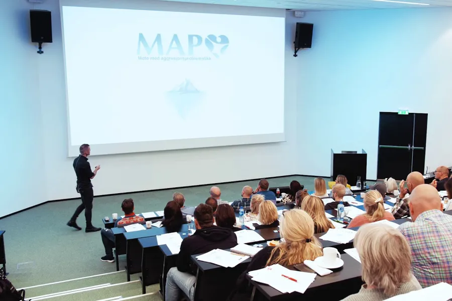 En person som holder en presentasjon for et publikum