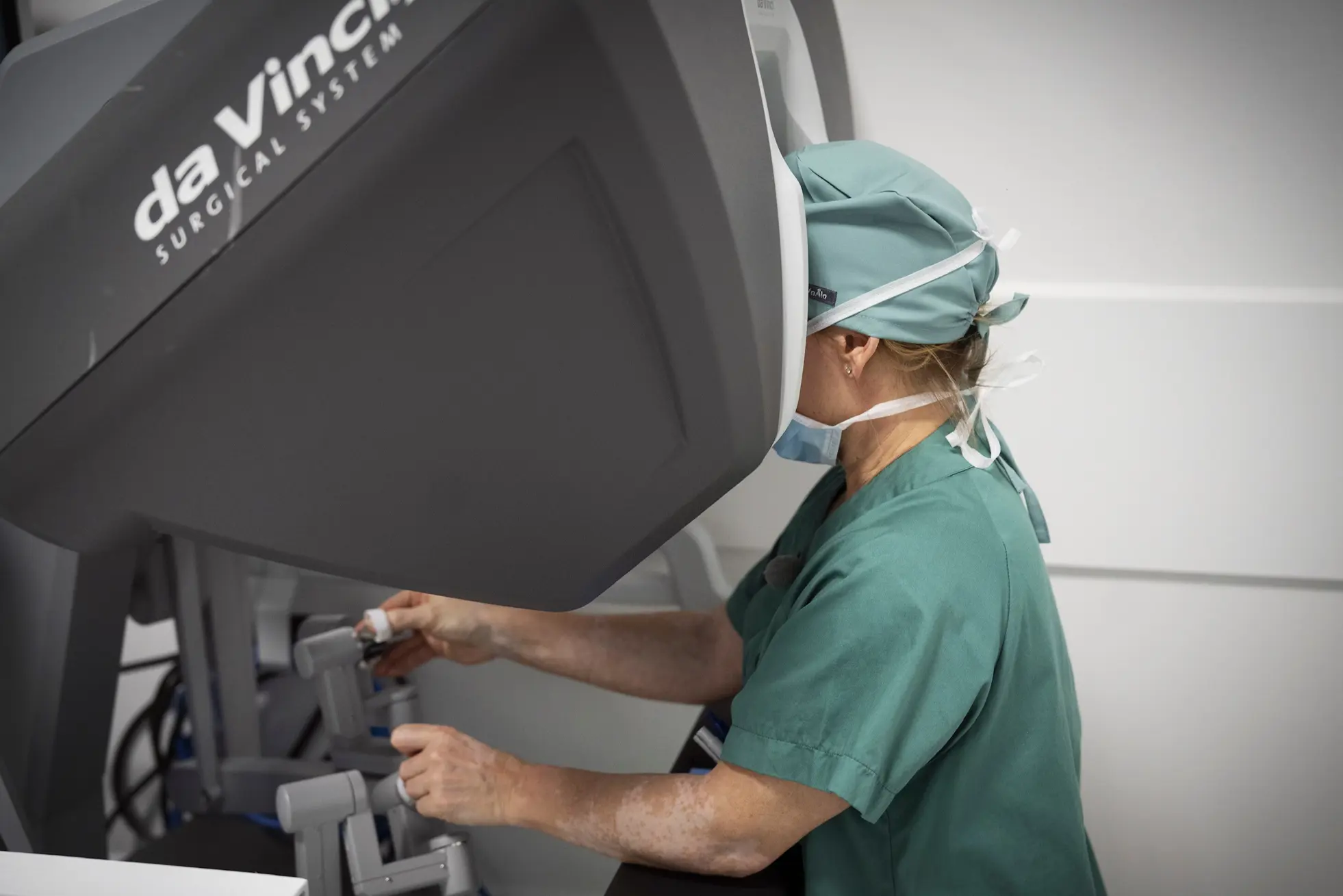 En mann i grønn skjorte