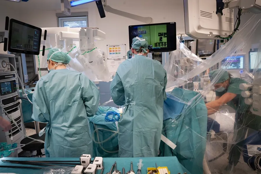 En gruppe kirurger som utfører kirurgi