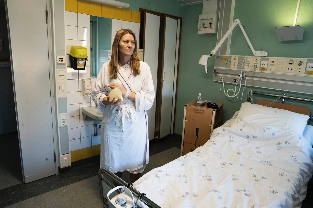 En kvinne i sykehuskjole