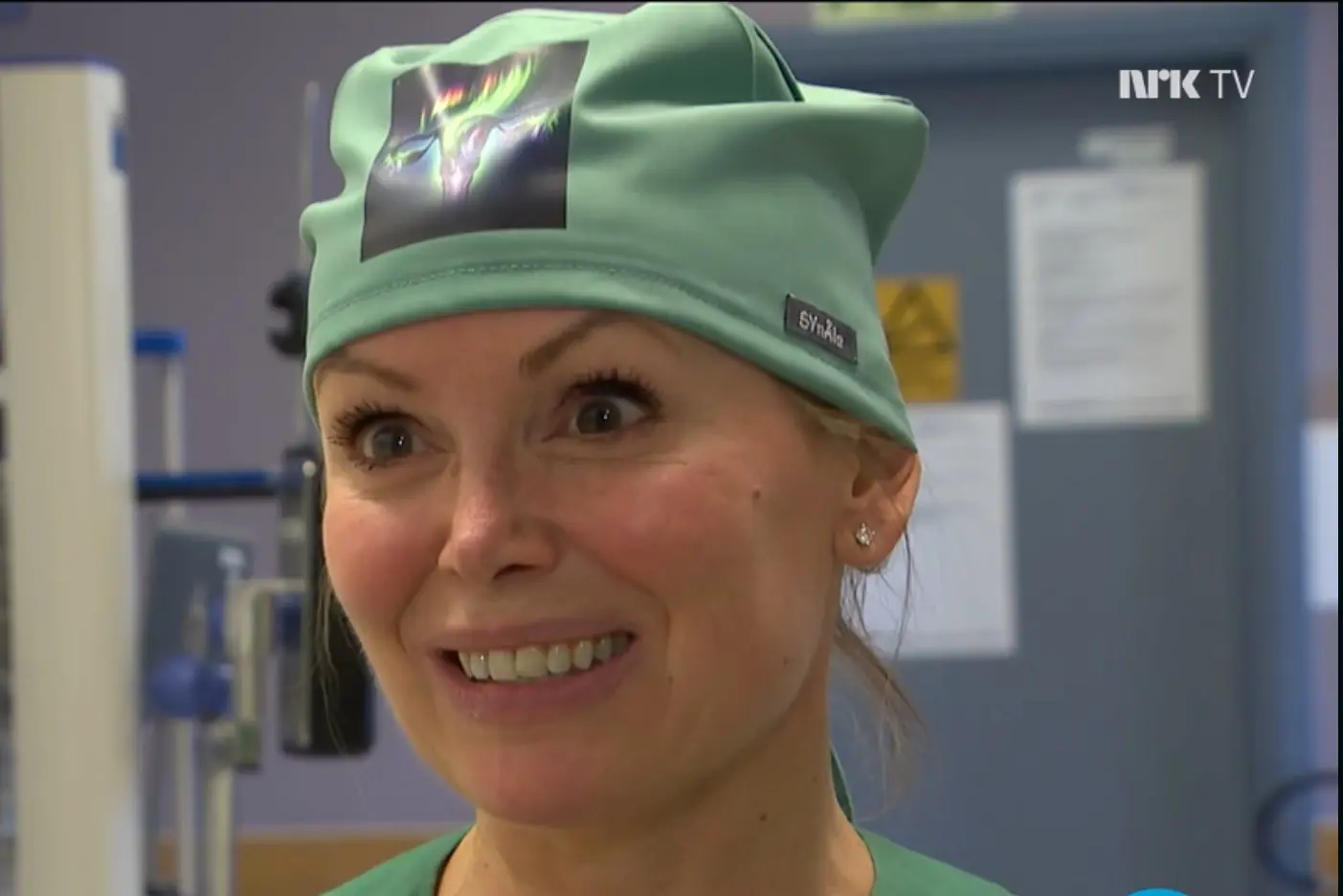 En kvinne iført en grønn lue