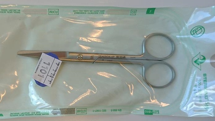 Bilde av en sterilisert saks i steriliseringsposen