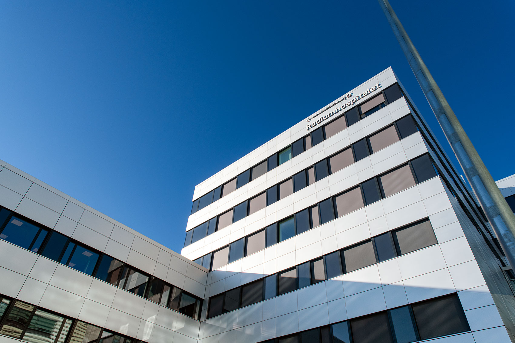Klinikkbygget på Radiumhospitalet med blå himmel i bakgrunnen