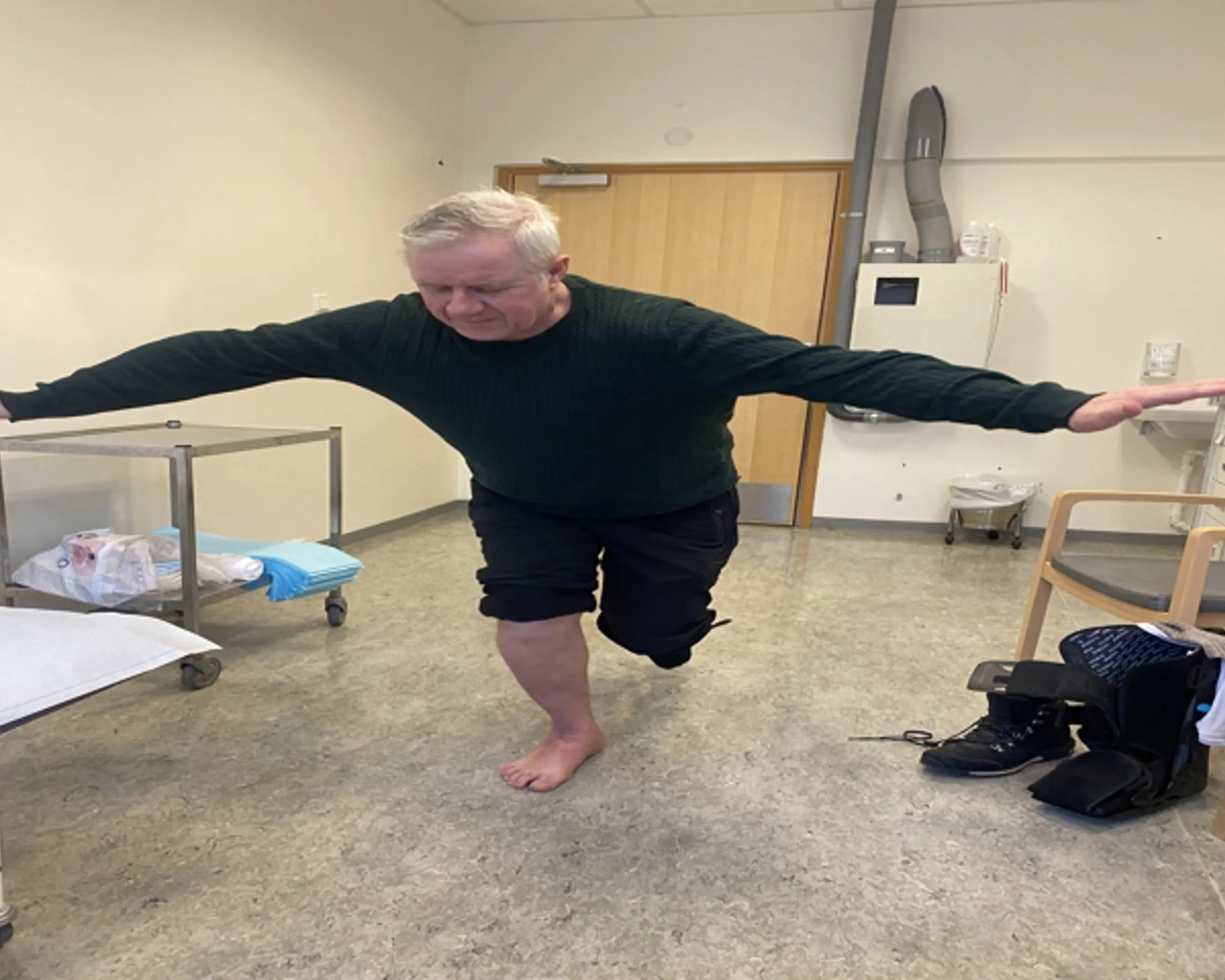 En mann som står på ett ben