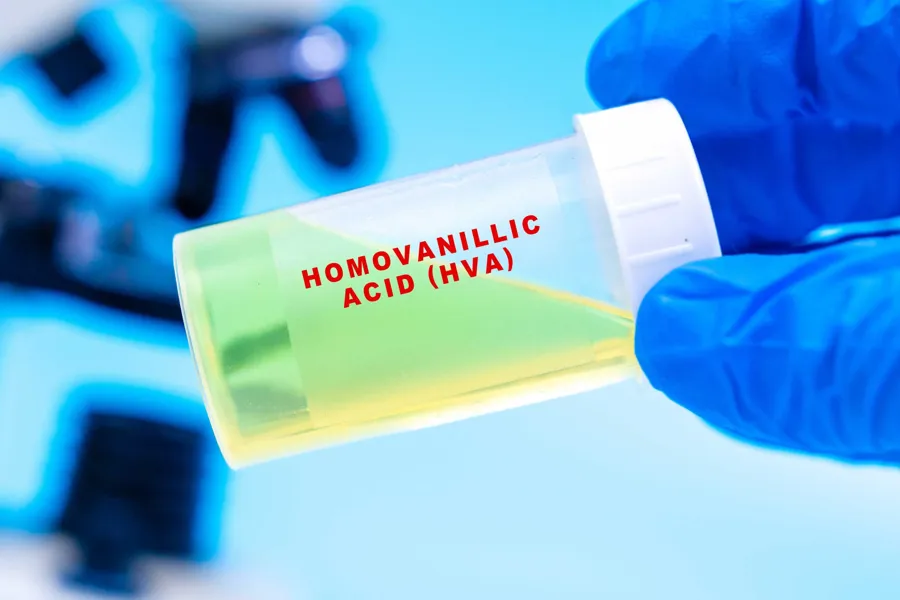 En person som holder et rør