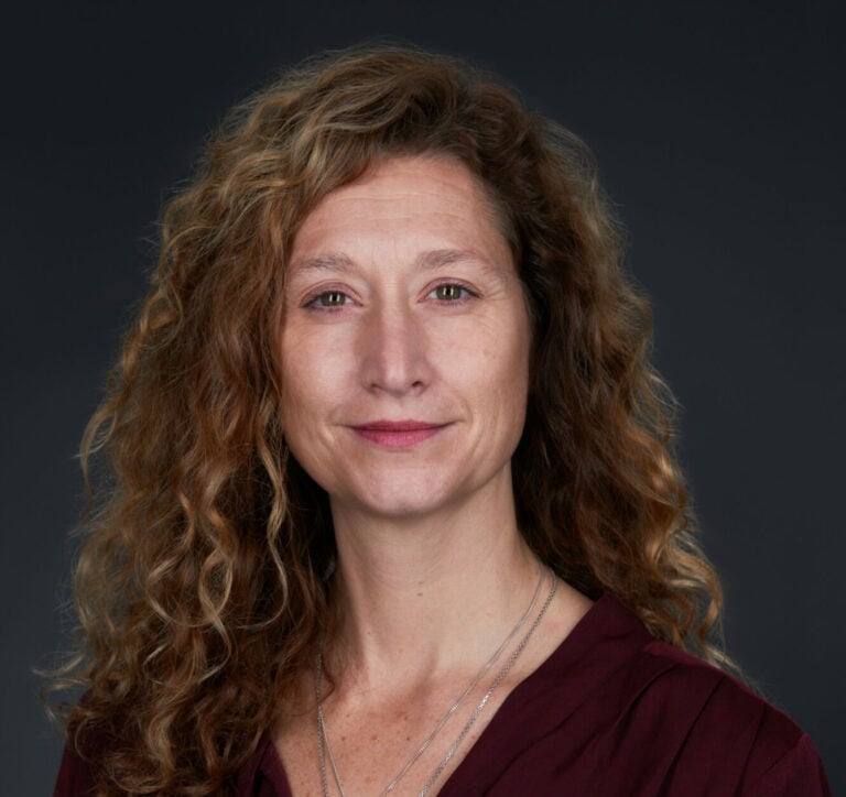 En kvinne med langt hår